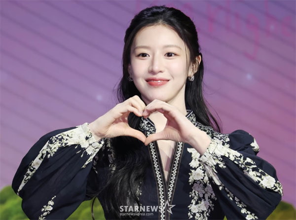 고윤정 ‘사랑스런 손하트’