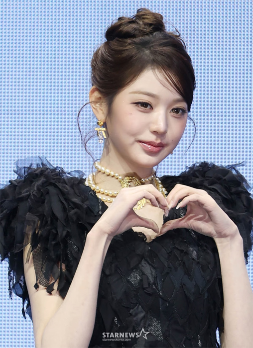 아이브 장원영 ‘우아한 손하트’