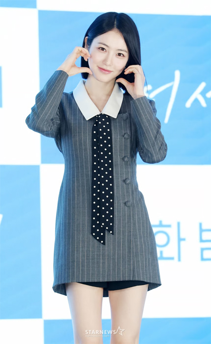 신예은, 볼하트로 완성한 사랑스러움