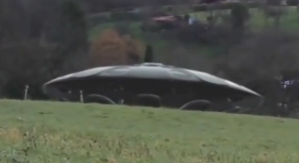 UFO--중국 도로에 자동차 공격 영상