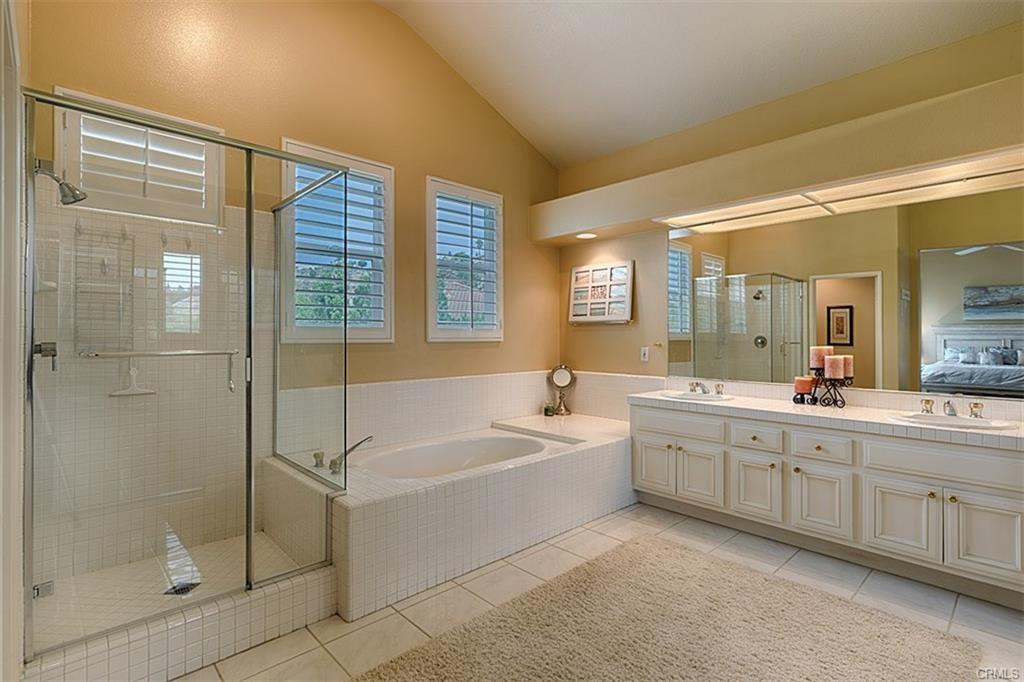 요바린다 학군의 잘 관리된 Townhouse 요바린다 학군의 잘 관리된 Townhouse