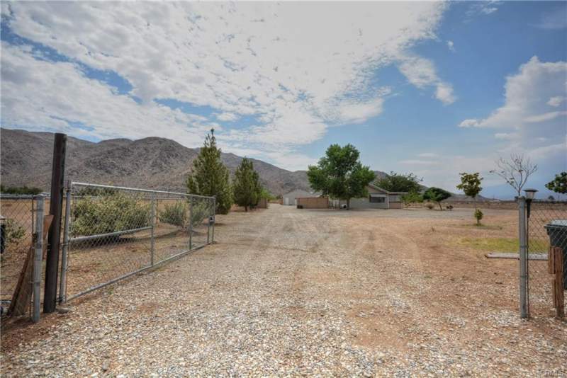 Apple Valley의 중심부에 위치한이 10에이커 땅위에 아름다운목장 스타일의 집 Apple Valley의 중심부에 위치한이 10에이커 땅위에 아름다운목장 스타일의 집