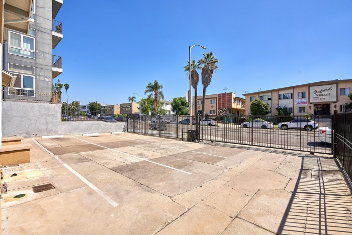 한인타운 한국마켓 근처 렌트 방4 화2 LP$3,800 한인타운 한국마켓 근처 렌트 방4 화2 LP$3,800