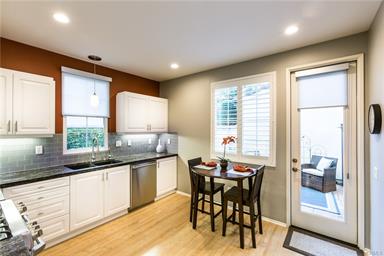 얼바인 웨스트얼바인 이층 디테치드 콘도 방2+로프트 화2.5 75만불 얼바인 웨스트얼바인 이층 디테치드 콘도 방2+로프트 화2.5 75만불