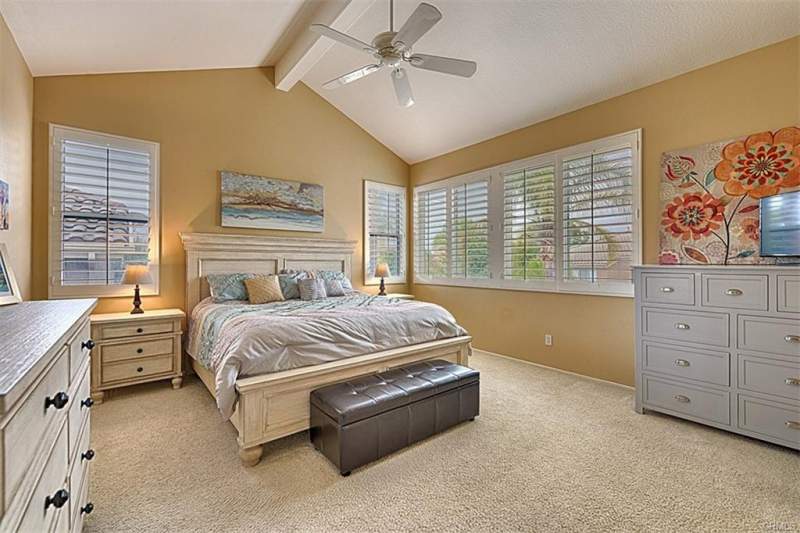 요바린다 학군의 잘 관리된 Townhouse 요바린다 학군의 잘 관리된 Townhouse