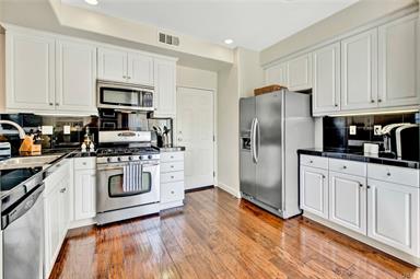 터스틴 컬럼부스 스퀘어 이층 콘도 방3 화2.5 ( 66만 5천불 ) 터스틴 컬럼부스 스퀘어 이층 콘도 방3 화2.5 ( 66만 5천불 )