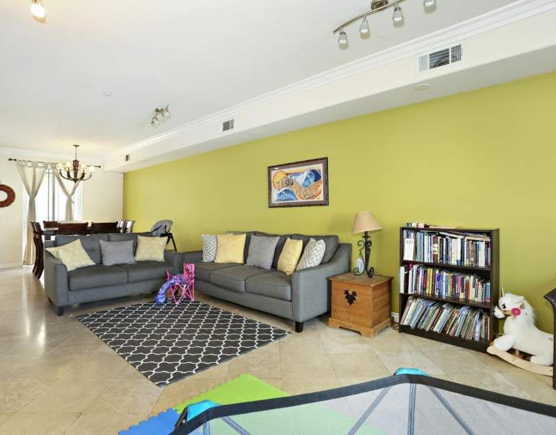 LA 인근 3베드 타운하우스 2006년 생 LA 인근 3베드 타운하우스 2006년 생