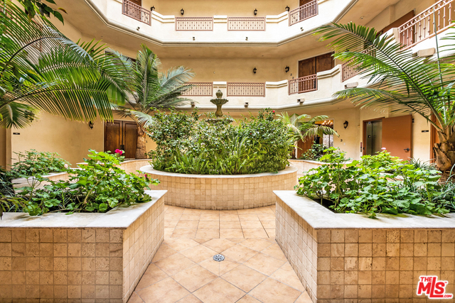 행콕팍 2006년 지어진 2배드 콘도 코너유닛 행콕팍 2006년 지어진 2배드 콘도 코너유닛