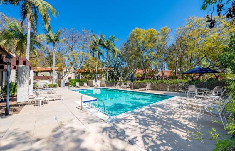 비아마라솔 타운홈 방2 화장실2 약 1222 SF 하이실링, Attached Garage! 비아마라솔 타운홈 방2 화장실2 약 1222 SF 하이실링, Attached Garage!