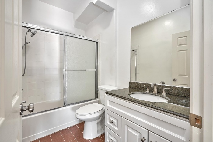 한인타운 한국마켓 근처 렌트 방4 화2 LP$3,800 한인타운 한국마켓 근처 렌트 방4 화2 LP$3,800