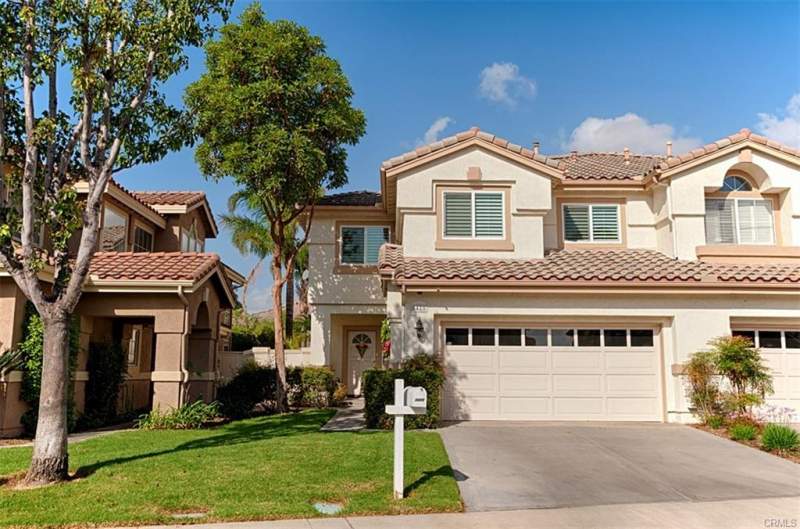 요바린다 학군의 잘 관리된 Townhouse 요바린다 학군의 잘 관리된 Townhouse