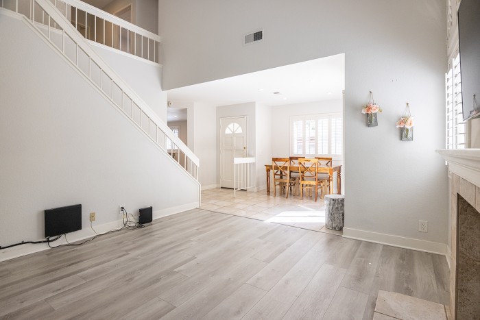 얼바인 노스우드 이층 주택 방3 화2.5 ( 120만불 ) 얼바인 노스우드 이층 주택 방3 화2.5 ( 120만불 )