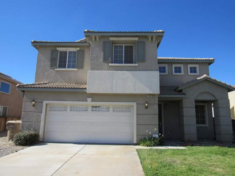 방4 화3 2005년생 뒷마당에 수영장과 자쿠지