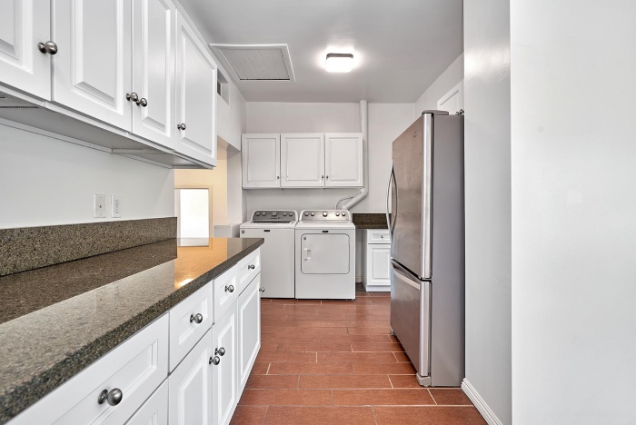 한인타운 한국마켓 근처 렌트 방4 화2 LP$3,800 한인타운 한국마켓 근처 렌트 방4 화2 LP$3,800