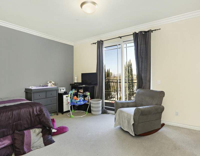 LA 인근 3베드 타운하우스 2006년 생 LA 인근 3베드 타운하우스 2006년 생