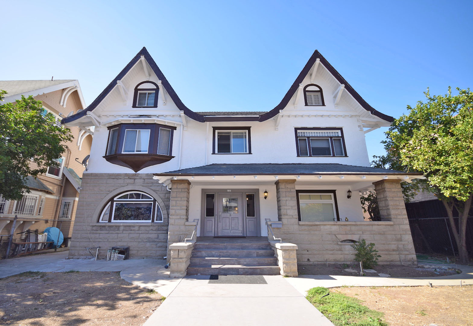 안정된 인컴 원하십니까? 깨끗이 꾸며진 Income Property 가 있습니다.