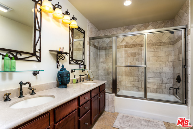 행콕팍 2006년 지어진 2배드 콘도 코너유닛 행콕팍 2006년 지어진 2배드 콘도 코너유닛